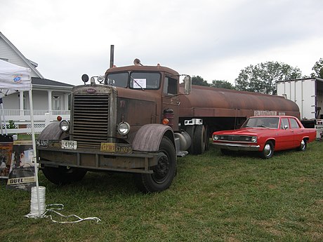 "פיטרבילט 281" - מכלית (משאית), מימין: פלימות' ואליאנט (מסרט הטלוויזיה "Duel", צולם בשנת 1971)