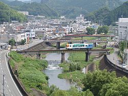 รถไฟสายเท็นรีวฮามานาโกะข้ามแม่น้ำฟูตามาตะที่ฟูตามาตะโจ เขตเท็นรีว