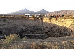 Meteor Çukuru s návštěvou turistů, v pozadí hory Ararat a Malý Ararat