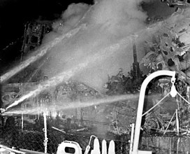 「ベルナップ」は衝突による火災でアルミニウム合金製の上部構造物がすっかり熔け落ちた。