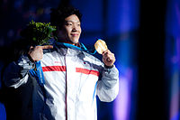 Mo Tae-bum mit seiner Goldmedaille über 500 Meter 2010