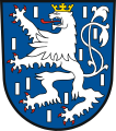 Amt Weiskirchen in blauem, mit zehn silbernen Schindeln bestreutem Felde ein golden gekrönter, rotbezungter und rotbewehrter, zwiegeschwänzter silberner Löwe.[14]