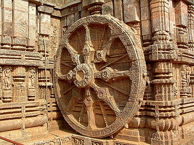 Una de las ruedas escultóricas del Templo de Sūrya en Koṇārak.