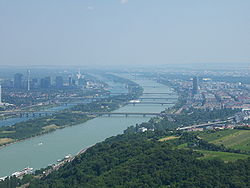 Dunaj ve Vídni s Dunajským ostrovem uprostřed