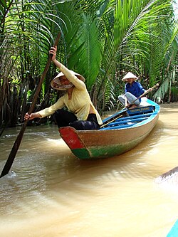 Donne che navigano nel Delta del Mekong, nei pressi di Mỹ Tho