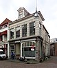 Winkel met bovenwoning in eclectische stijl met neo-renaissancistische en Empire-elementen