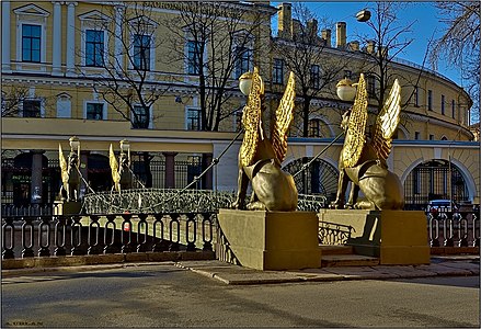 Крылатые львы на Банковском мосту в Санкт-Петербурге