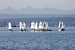 Segelbåtar på Ammersee, i bakgrunden syns Alperna