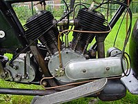 De zijklepmotor in 1925 met rechts de aandrijving van de ontstekingsmagneet, in het midden de oliepomp en links de versnellingsbak met de kickstarter