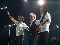 Az együttes 2005-ben. Balról jobbra: Paul Rodgers, Roger Taylor és Brian May