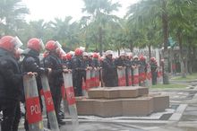 The riot police units were placed at various places around Kuala Lumpur. A unit was on active duty at the Masjid Negara. 2007-11-10 FRU attentions.jpg