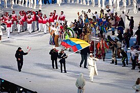Синтия Дензлер в роли знаменосца на открытии зимних Олимпийских игр 2010