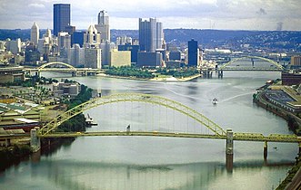 Allegheny River (till vänster) and Monongahela River (till höger) går ihop till Ohio River i Pittsburgh, Pennsylvania.