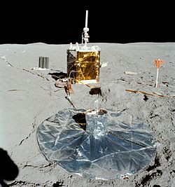 Au premier plan, le sismomètre passif installé sur la Lune lors de la mission Apollo 16
