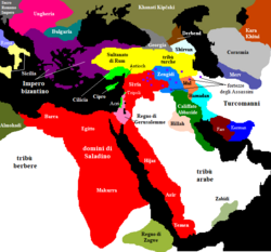 Timur Tengah (1190 M.). Wilayah kekuasaan Shalahuddin (warna merah); Wilayah yang direbut kembali dari pasukan salib 1187-1189 (warna pink). Warna hijau terang menandakan wilayah  pasukan salib yang masih bertahan sampai meninggalnya Shalahuddin