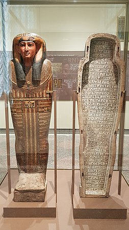 Внутренний саркофаг Бабат (инв. № ДВ 777 a): слева — лицевая сторона внешней части, справа — внутренняя часть задней части