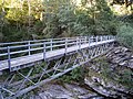 Fachwerk-Unterzug einer Stahlträger-Fußgängerbrücke zwischen Italien und der Schweiz bei den Bagni di Craveggia