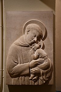 Bas-Relief de Saint Antoine de Padoue par Mme Jean Moser.