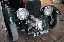 Photographie du compresseur des Bentley Blower, placé devant la grille de radiateur.