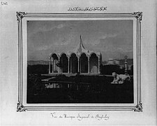 Fotografía antigua del Palacio de Beylerbeyi, donde puede verse el león de Rouillard