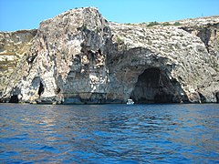 Die Blaue Grotte vom Meer aus gesehen