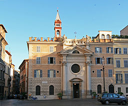 Fasaden vid Piazza Farnese.
