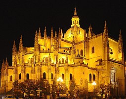 Vue nocturne de la cathédrale de Ségovie depuis la Plaza Mayor. Les architectes de cette cathédrale furent Juan Gil de Hontañón (de 1525 à 1526), son fils Rodrigo Gil de Hontañón (jusqu'en 1577) et enfin Juan de Mugaguren. (définition réelle 1 181 × 934)
