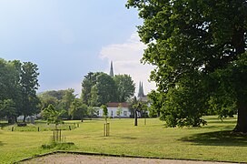 Le parc du château Pirmez avec les flèches de l'église Saints-Pierre-et-Paul.