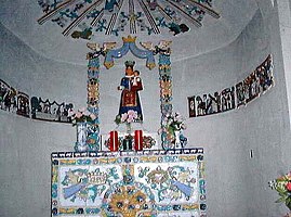 La chapelle Gosin, vue des céramiques polychromes de Max Van der Linden.