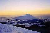 日の出の山頂から見たチンボラソの影