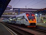 13.–14. KW Der Kiew-Boryspil-Express am Bahnhof Kyjiw-Passaschyrskyj mit einem DPKr-3-Triebwagen der Waggonbau Krjukow (2020).