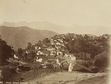 Photographie sépia d'un village perché sur ses collines.