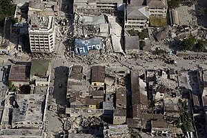 Downtown Port-au-Prince dintr-o perspectivă rurală.Doar câteva clădiri rămân complet intacte, cele mai multe au fost deteriorate.