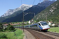 Un ETR 470 CFF devant l'église de Silenen, sur la ligne du Gothard