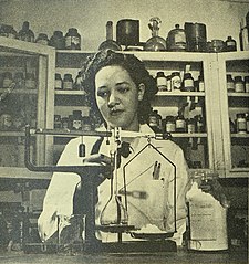 V laboratoři v roce 1949