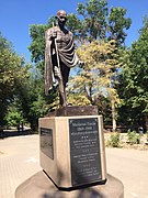 Пам'ятник Ганді в місті Алмати
