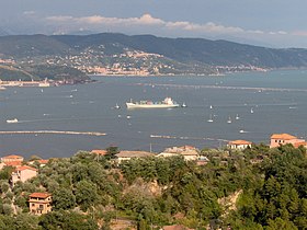 Pogled na zaljev i brod koji uplovljava