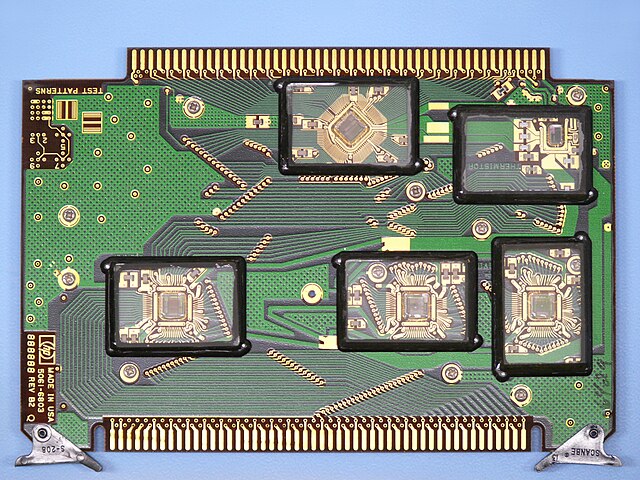 Hewlett-Packard HP9000 Series 500 FOCUS-CPU; NMOS-III Finstrate CPU - 32Bit - 18 MHz - consist of five chips on one board: CPU, IO-Processor (IOP), Memory Controller (MMU), 16kx8 DRAM, Clock Chip - 450000 FETs - HP Part Number: 5061-6803 - front side look modified with transparent chip covers