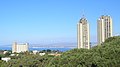 מגדלי פנורמה (מימין), ומלון נוף (משמאל). ברקע - מפרץ חיפה