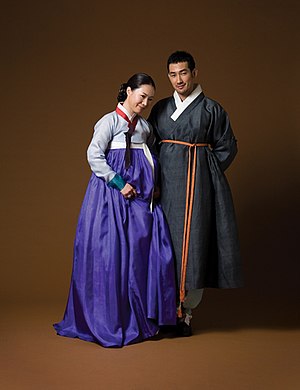 전통 의상인 한복을 입은 두 한국인 남녀