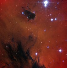 Mladá otevřená hvězdokupa IC 1590, která leží uvnitř hvězdotvorné oblasti NGC 281
