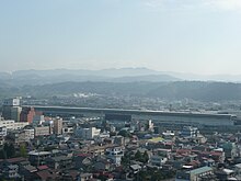 釣山公園から望む駅遠景（2010年10月撮影）