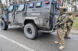 2022年4月4日にブチャで撮影された、警察戦術部隊『KORD』の隊員とKrAZ スパルタン装甲車。