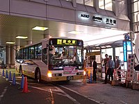 深夜急行バスの車両が日中は一般路線に使用される例（京王バス）
