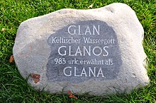 Gedenksstein für den keltischen Wassergott Glanos im Glanpark am Fluss Glan in Klagenfurt-Annabichl