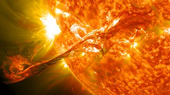 صُورة التُقطَت بواسطة مرصد ديناميكا الشمس بِتاريخ 31 آب (أغسطس) 2012م تُظهرُ اندفاع خيط طويل من المواد الشمسيَّة نحو الفضاء، ممَّا أدَّى إلى توهُّجٍ شمسيٍّ كبير.