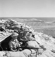 Vojáci 2. leicesterského regimentu s kulometem Bren hlídkující u Tobruku