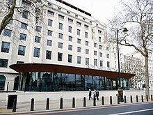 New Scotland Yard is the headquarters of the Metropolitan Police Service New Scotland Yard | Embankment Chic %3F (33219232590).jpg