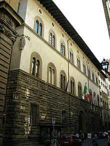 Facade of palace with coat of arms at corner Palazzo pazzi della congiura 02.JPG
