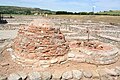 Vue de la voûte hémisphérique en terre, pierre et briques d'un four antique.